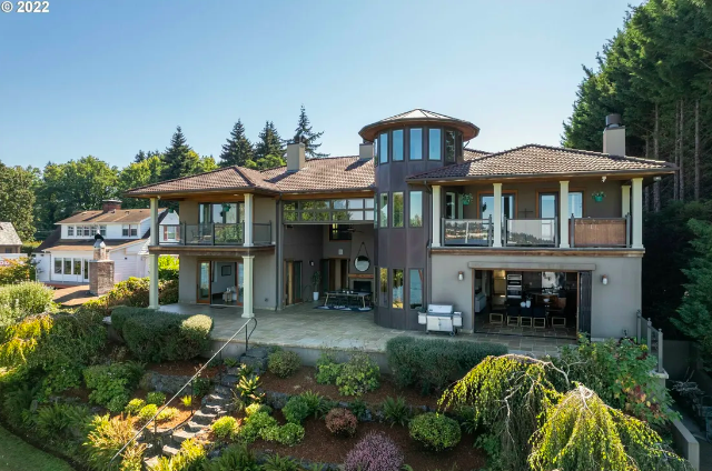 Luxury Columbia Riverfront Home With Premium Finishes