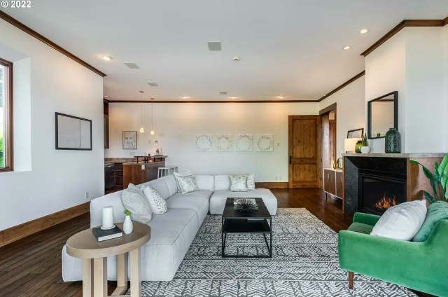 Luxury Columbia Riverfront Home With Premium Finishes